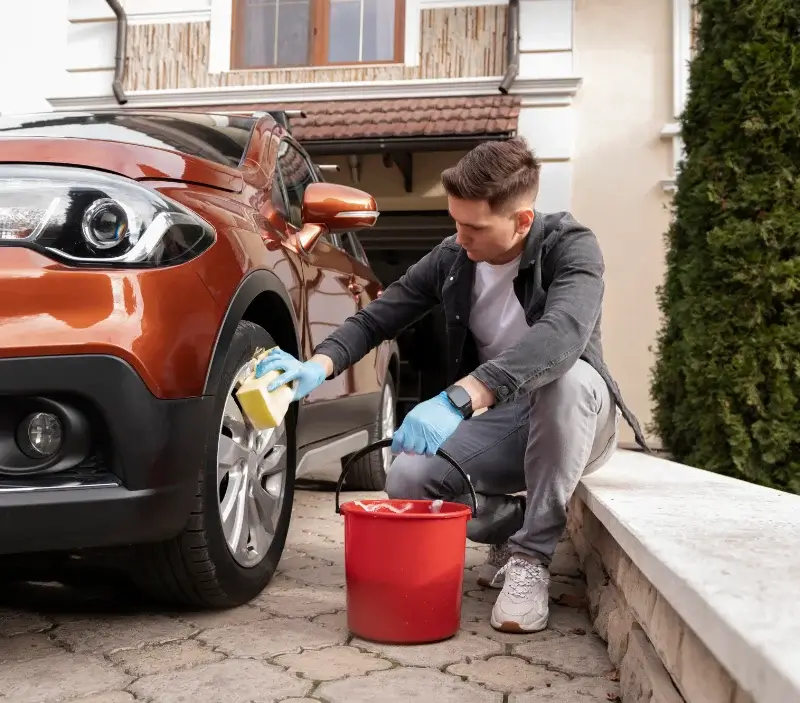 Lavage auto à domicile La Chapelle-aux-Saints : professionnel intervenant sur un véhicule